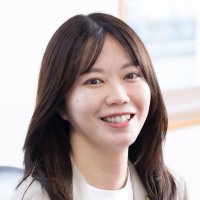 古野 里沙 氏